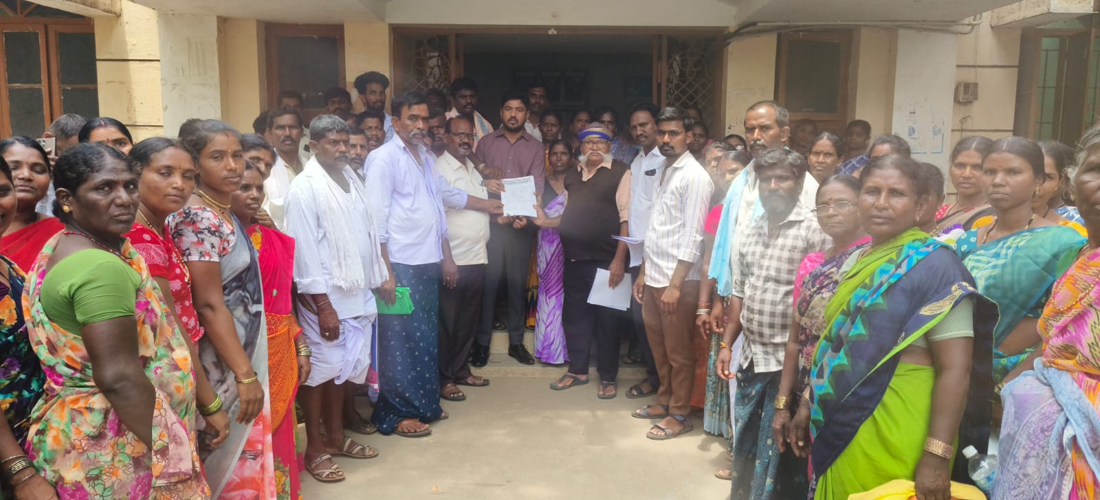 ಶ್ರೀರಾಮರಂಗಾಪುರ ದಲಿತ ಕುಟುಂಬಗಳಿಗೆ ವಸತಿ ನಿವೇಶನಕ್ಕೆ ಆಗ್ರಹ ಕರ್ನಾಟಕ ಮಾದಿಗರ ರಕ್ಷಣಾ ವೇದಿಕೆ ವತಿಯಿಂದ ಜಿಲ್ಲಾಡಳಿತಕ್ಕೆ ಮನವಿ image